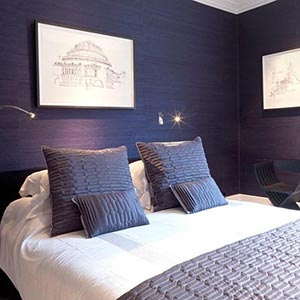 Pose de tissu mural d'une chambre